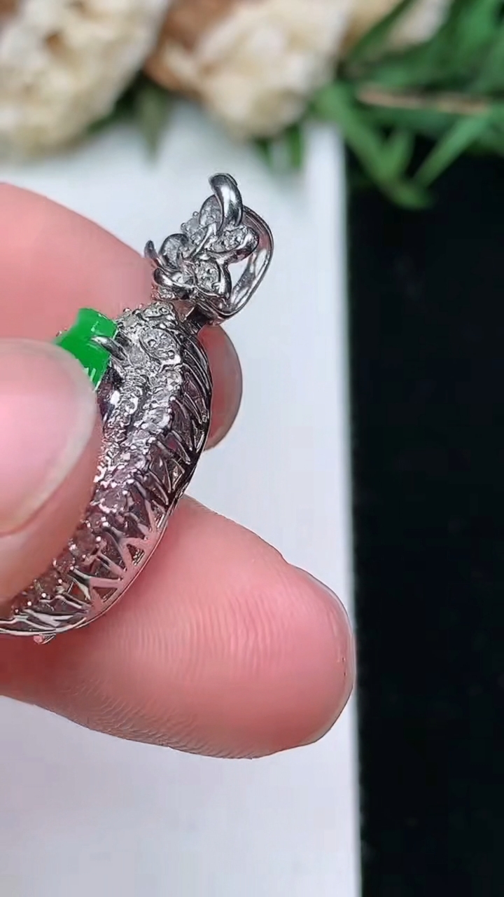 天然A货翡翠葫芦吊坠，尺寸28-14.7-9.8，裸石14.4-9.7，重量:4.31g
3月18日