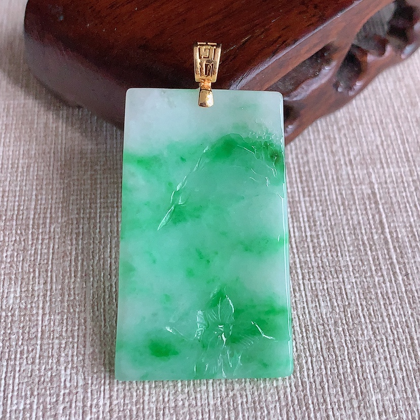 天然A货翡翠18K金镶嵌飘绿意境山水牌吊坠  
尺寸38.3-23-4.6mm 重量10.66g 0