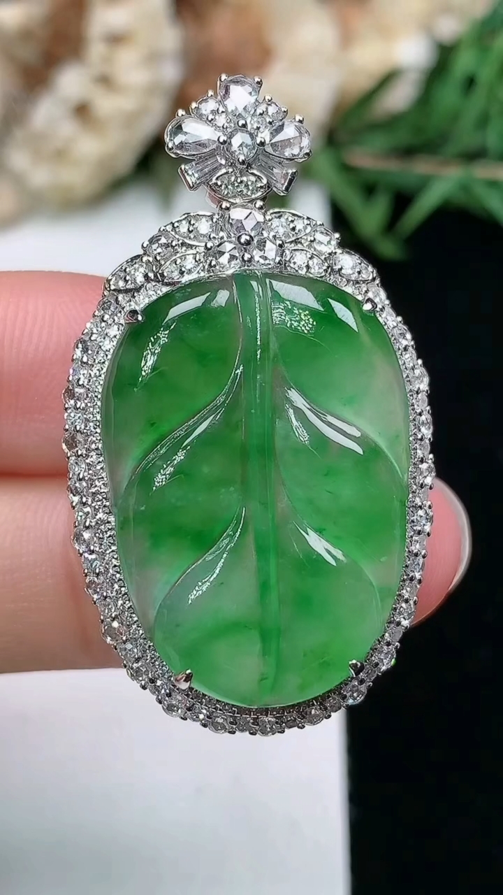 天然A货翡翠金枝玉叶 叶子吊坠，尺寸39.3-22.4-9.8，裸石25-17.9
3月18日