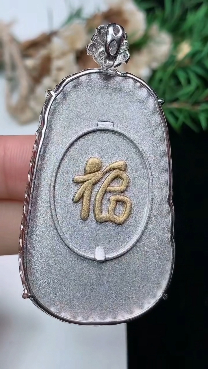 天然A货翡翠如意吊坠，尺寸48.8-30.2-6.7，重量:21.10g
3月18日