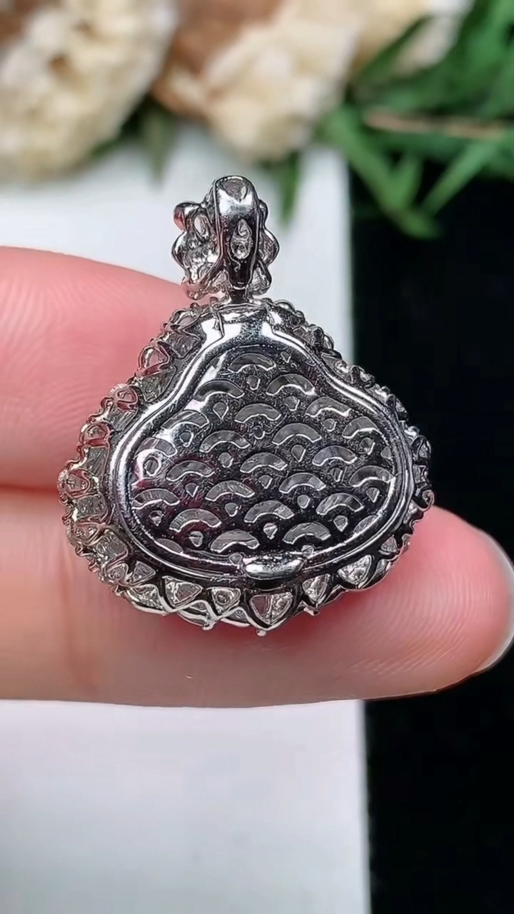 天然A货翡翠佛公吊坠，尺寸24.4-20.4-9.2，裸石12.3-17，重量:4.71g
3月18日