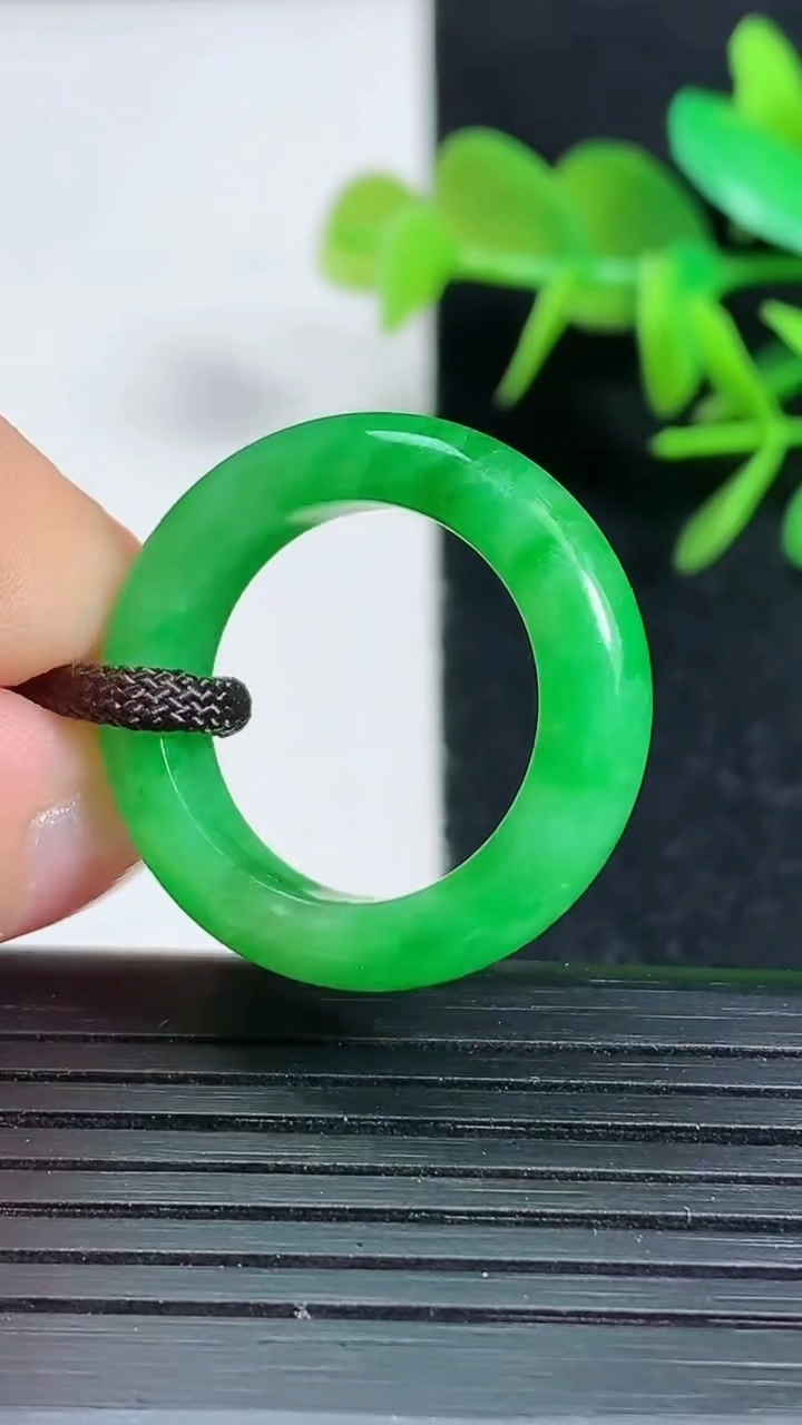 天然A货翡翠指环 戒指，尺寸17.4-5.6-4.2，重量:4.37g2026年3月18日
工厂直销收藏佳品,种好水足，色泽均匀，有种有色，上手高大气！