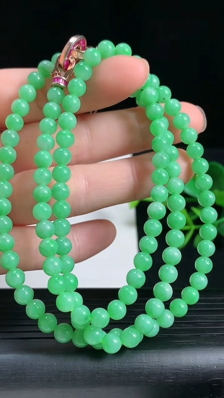 天然A货翡翠圆珠项链尺寸5-116颗重量:28.33g
3月18日