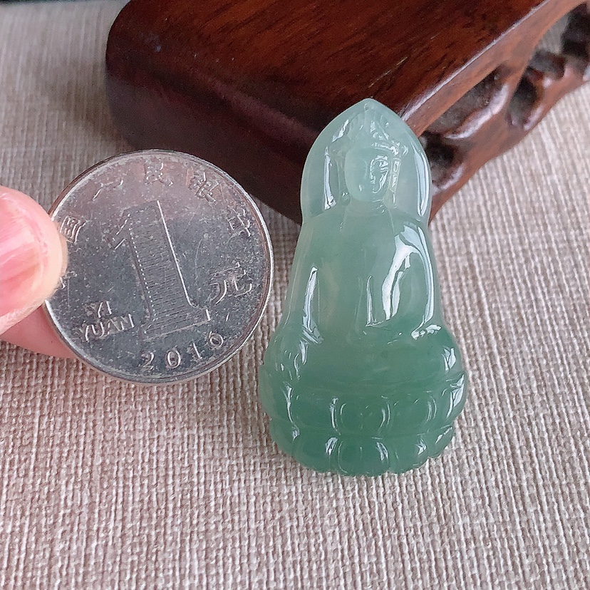 天然A货翡翠晴底观音吊坠 
尺寸39.6-21.7-5.5mm 重量9.06g 0317