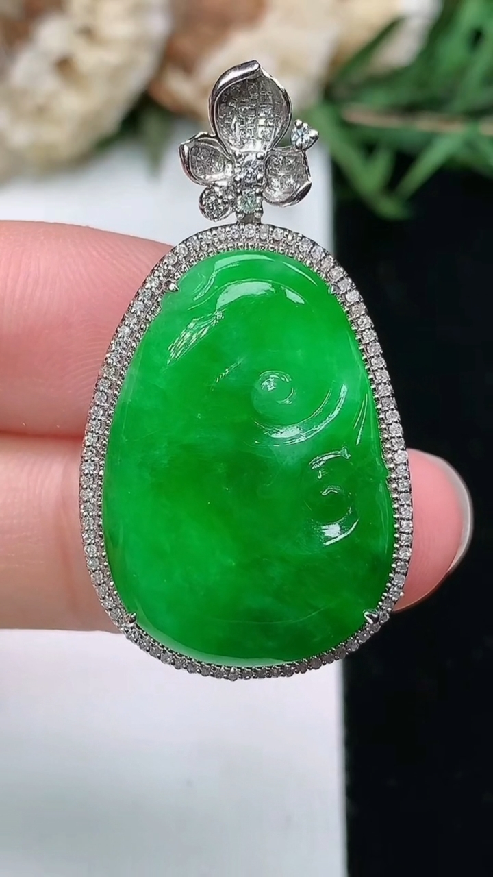 天然A货翡翠如意吊坠，尺寸36.4-19.8-7.8，裸石24-16.5
3月18日