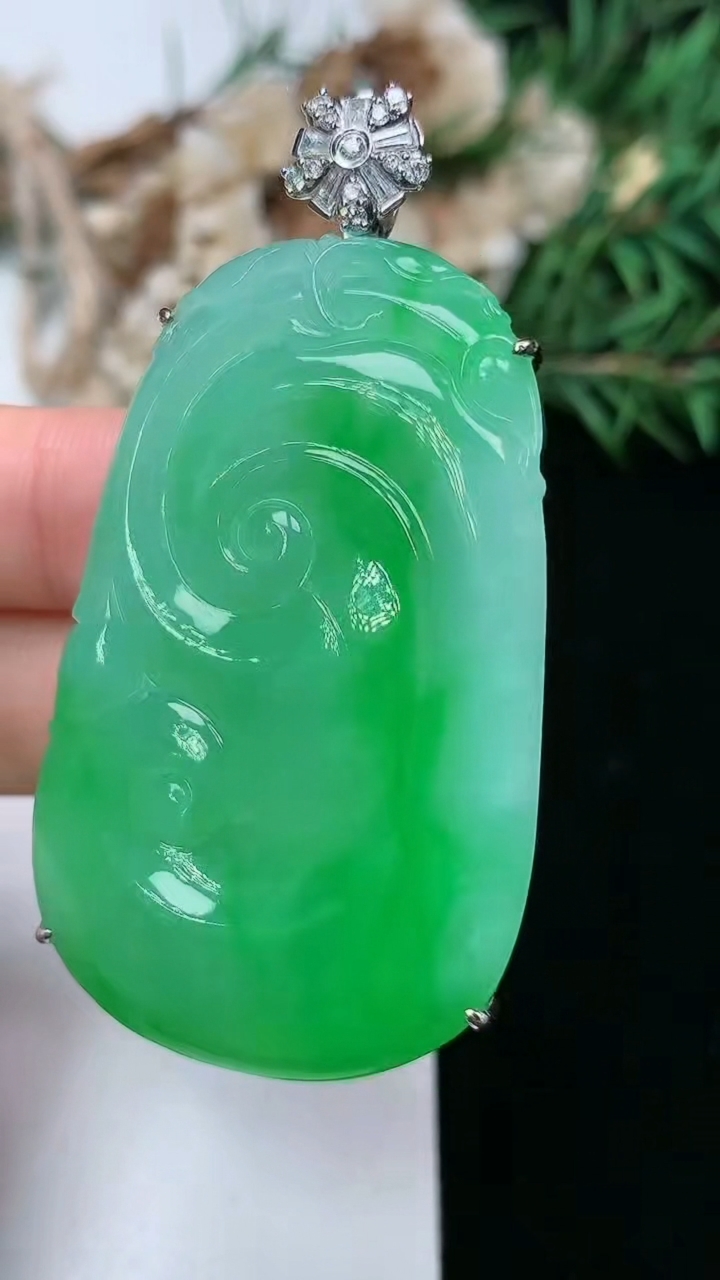 天然A货翡翠如意吊坠，尺寸48.8-30.2-6.7，重量:21.10g
3月18日