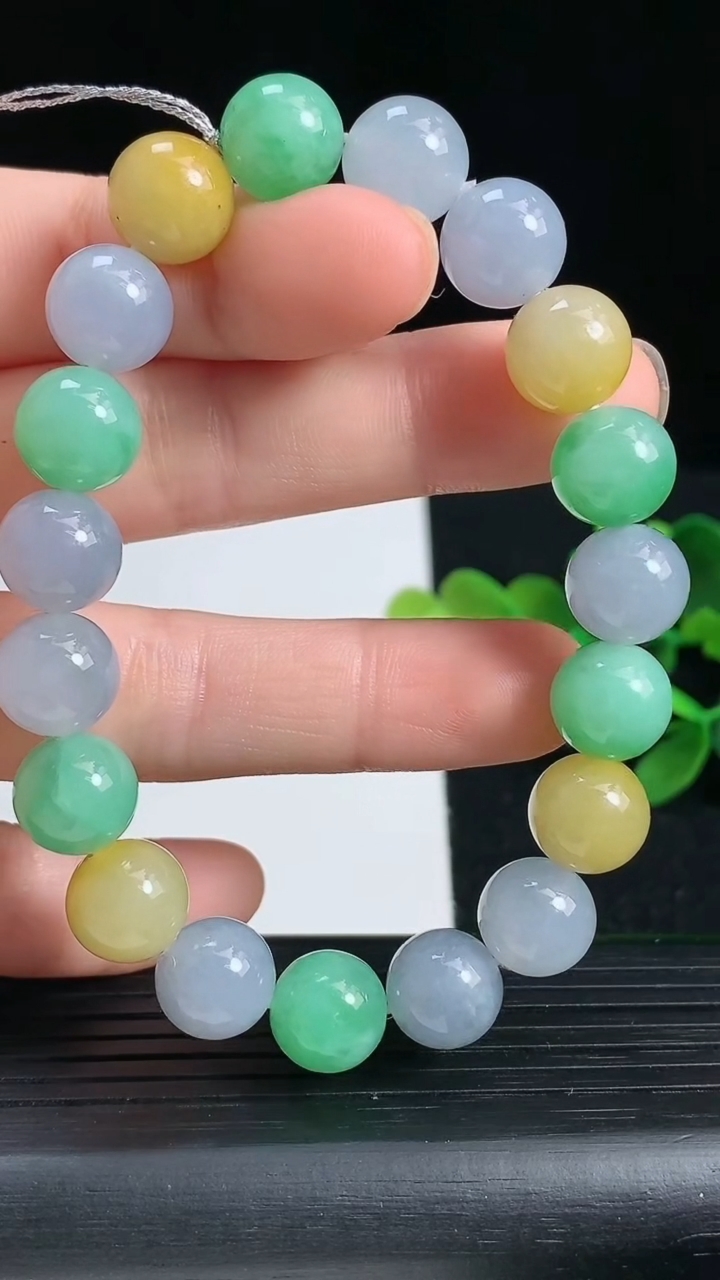 天然A货翡翠三彩圆珠手串尺寸9.6-19颗重量:32.50g3月18日
工厂直销收藏佳品,种好水足，