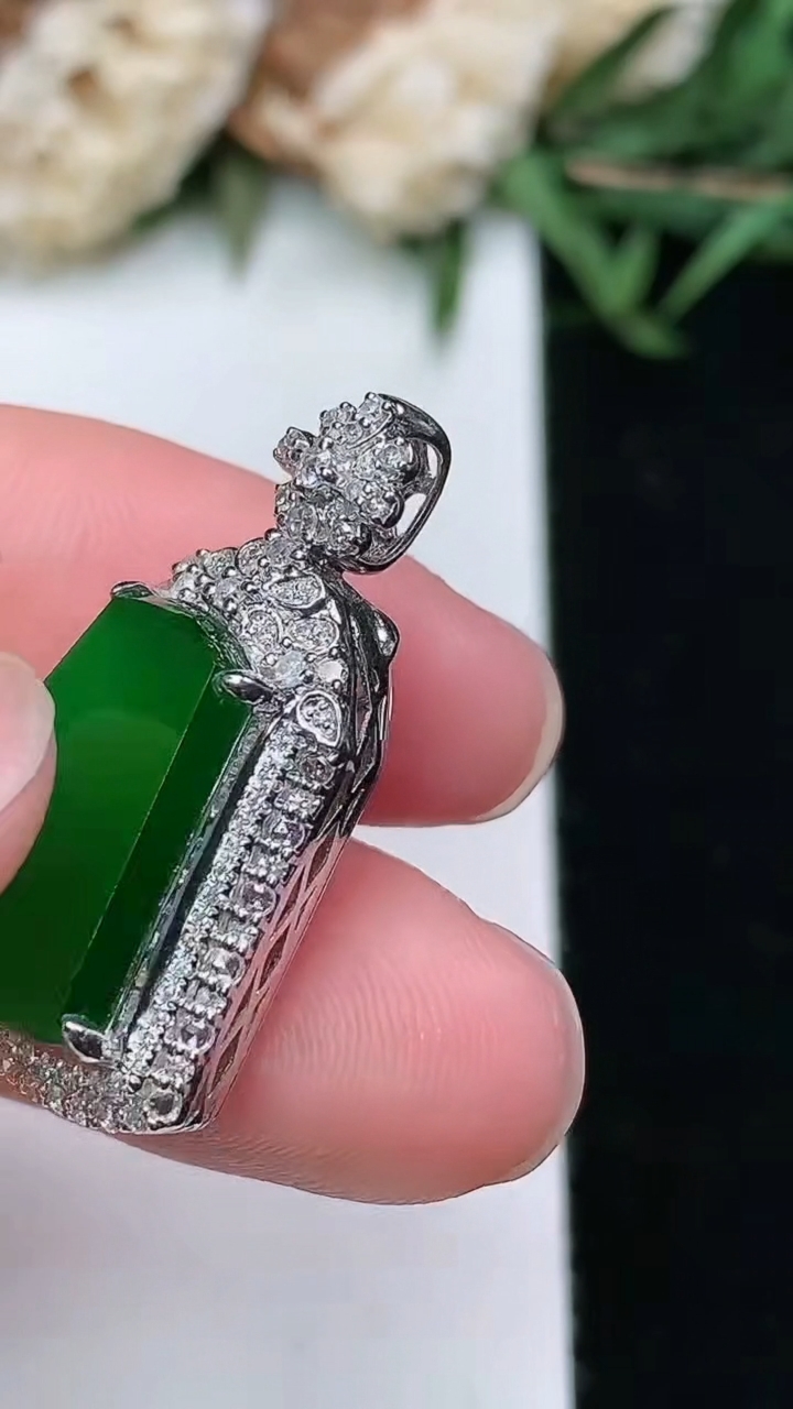 天然A货翡翠无事牌吊坠，尺寸27.2-16.2-8.6，裸石15.2-10.8，重量:4.60g
3月18日