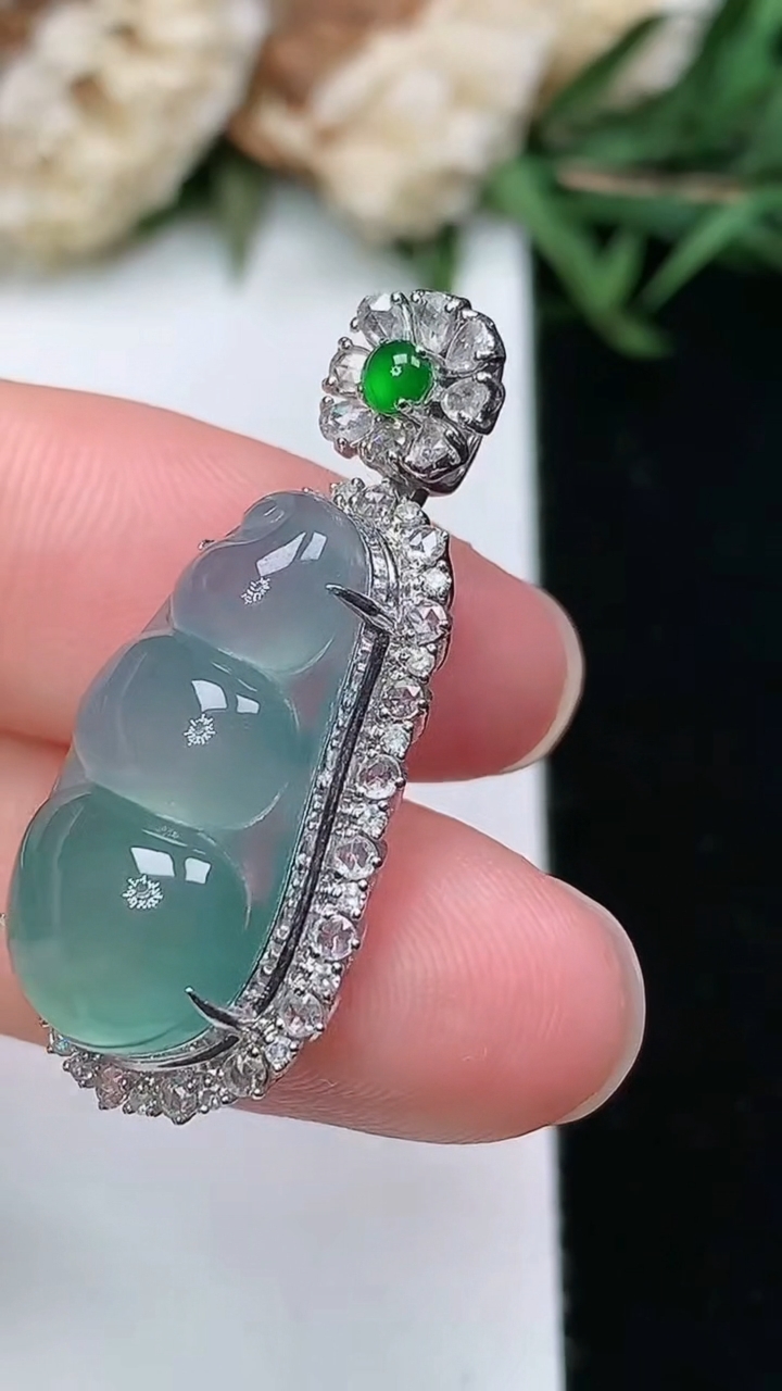 天然A货翡翠福豆吊坠，尺寸32-14-10.3，裸石20.8-10，重量:4.27g
3月18日