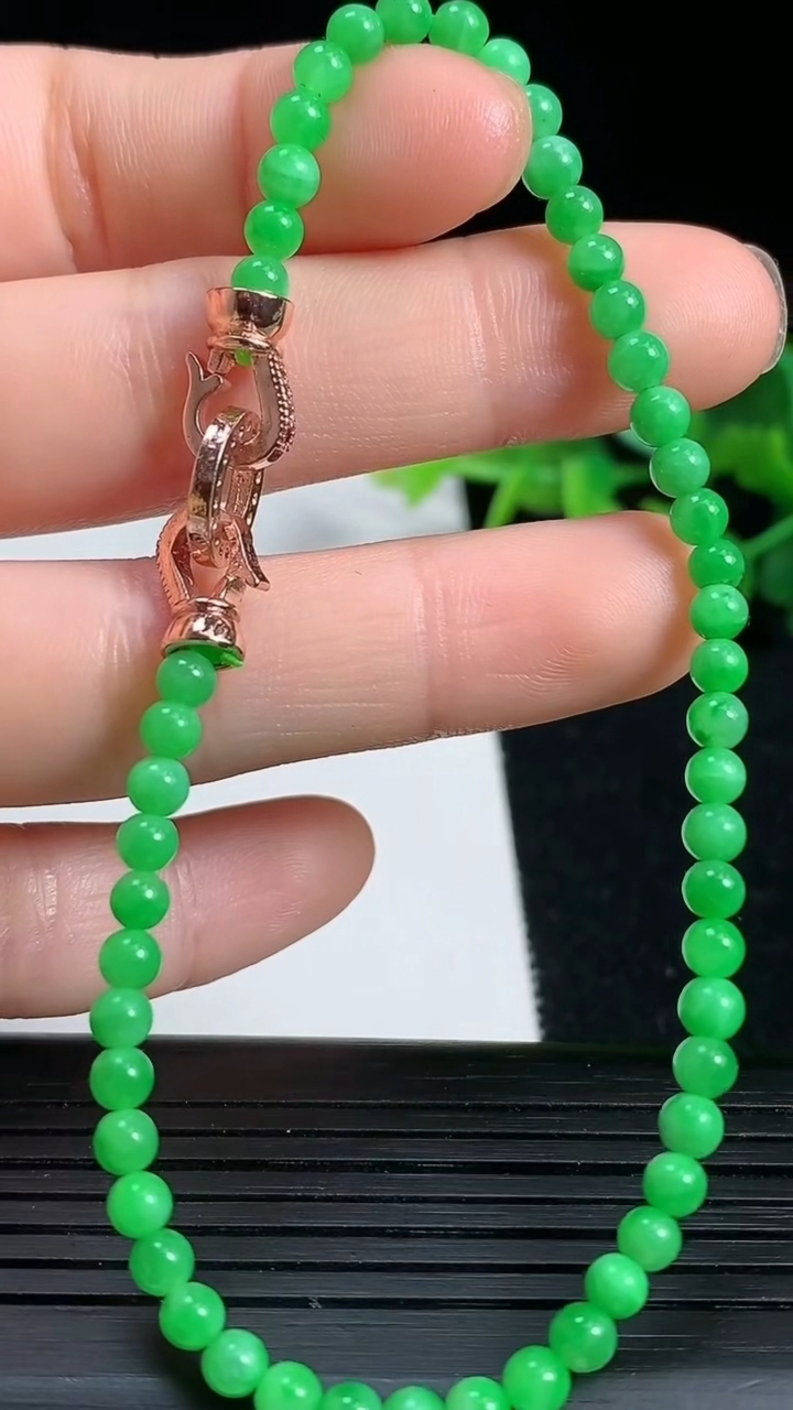 天然A货翡翠小米圆珠手串，尺寸3.8重量:6.01g3月18日
工厂直销收藏佳品,种好水足，色泽均匀，有种有色，上手高大气！