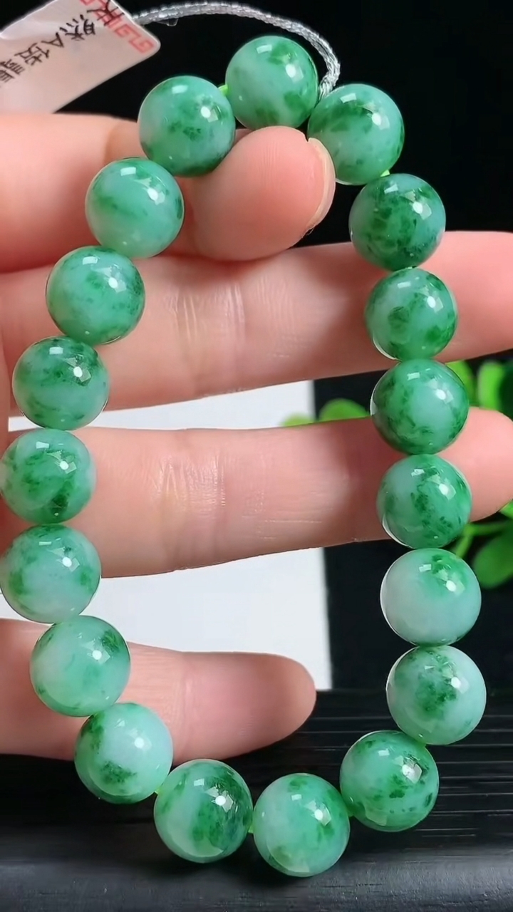 天然A货翡翠圆珠手串尺寸9.4-19颗重量:31.84g3月18日
工厂直销收藏佳品,种好水足，色泽均匀，有种有色，上手高大气！