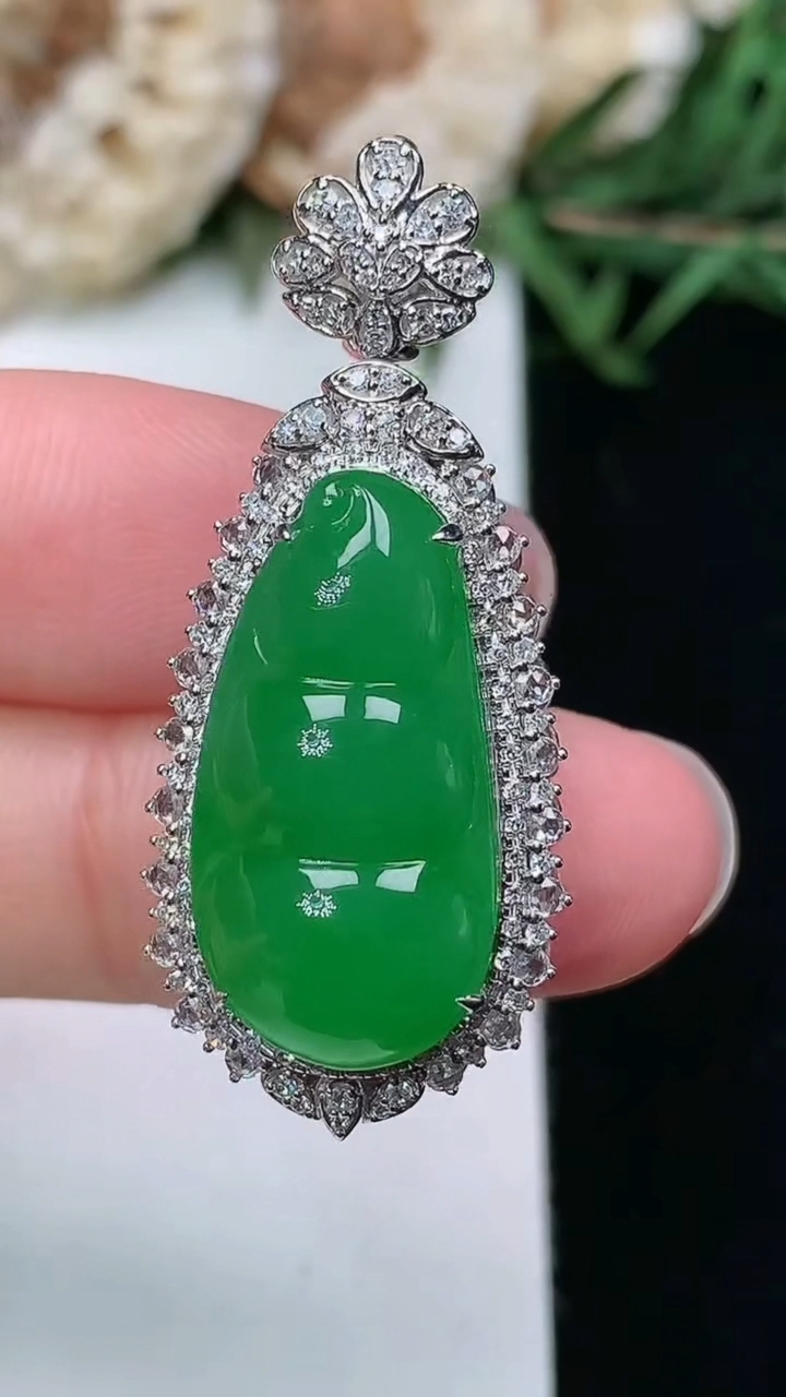 天然A货翡翠福豆吊坠，尺寸37-16-12.9，裸石21.2-10.8，重量:6.37g
3月18日