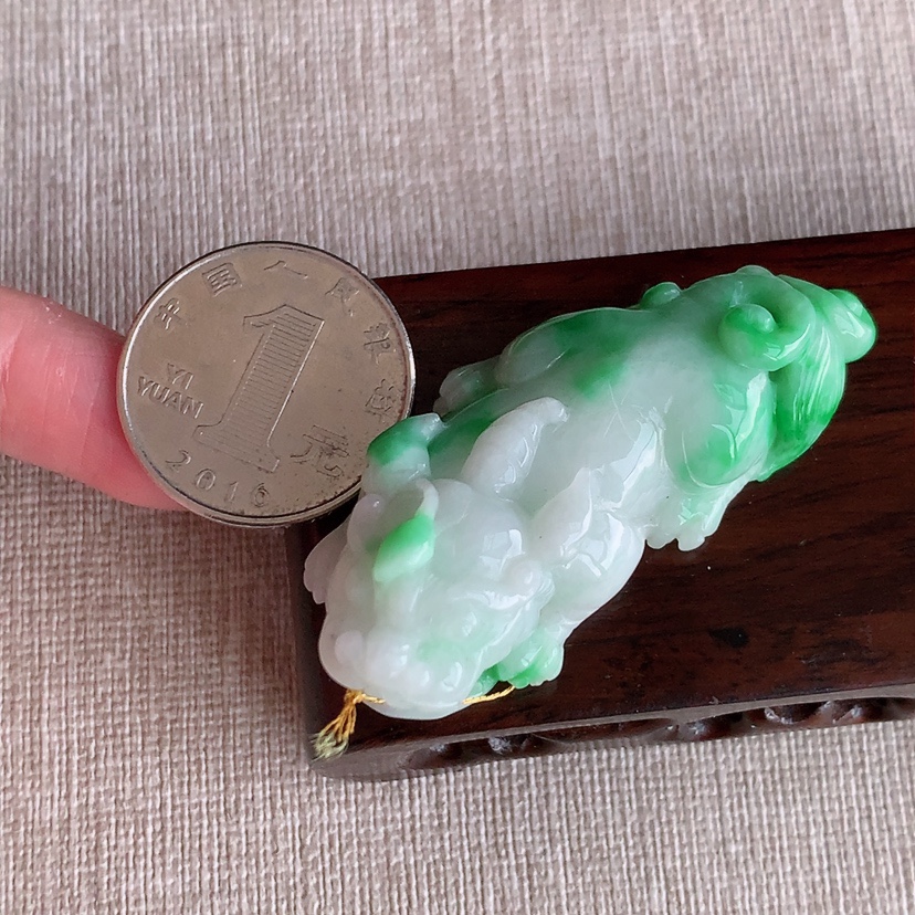 天然A货翡翠白底青飘阳绿招财貔貅吊坠  
尺寸52-22.3-16mm 重量25.18g 0317