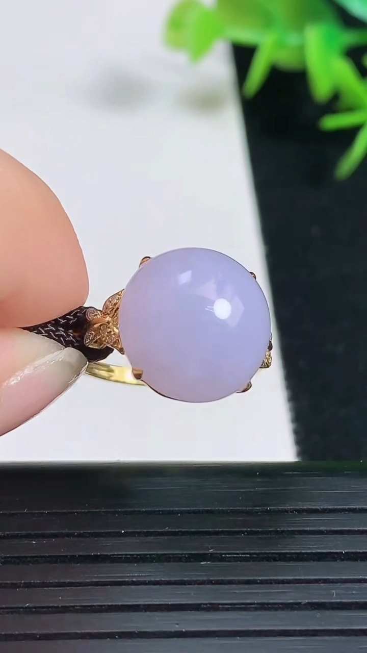 天然A货翡翠18k金紫罗兰蛋面戒指，尺寸17.3-13-8.8，重量:3.70g2026年3月18日
工厂直销收藏佳品,种好水足，色泽均匀，有种有色，上手高大气！