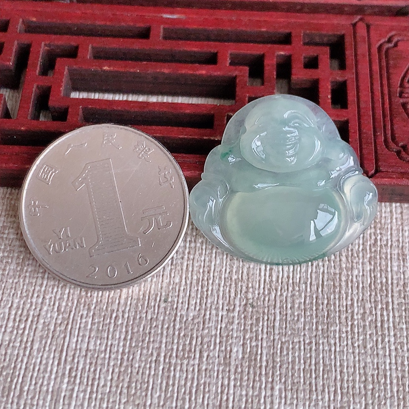 天然A货翡翠飘花佛公吊坠 
尺寸25.5-28-5.6mm 重量5.96g 0317