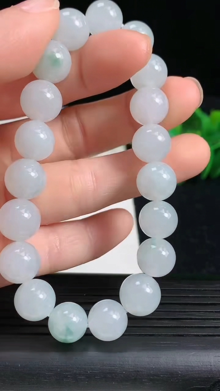 天然A货翡翠飘花圆珠手串，尺寸9.8重量:33.98g3月18日
工厂直销收藏佳品,种好水足，色泽均匀，有种有色，上手高大气！