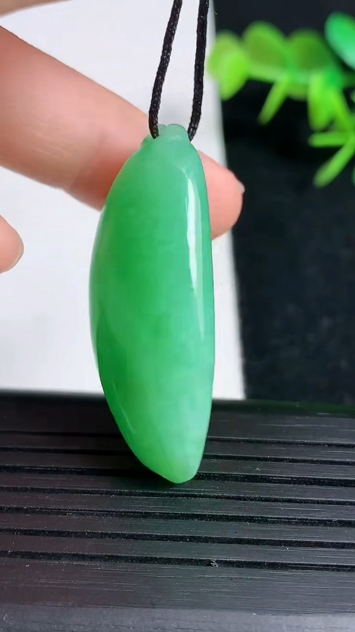 天然A货翡翠福瓜吊坠，尺寸38.5-18.3-11.6，重量:13.54g
3月18日