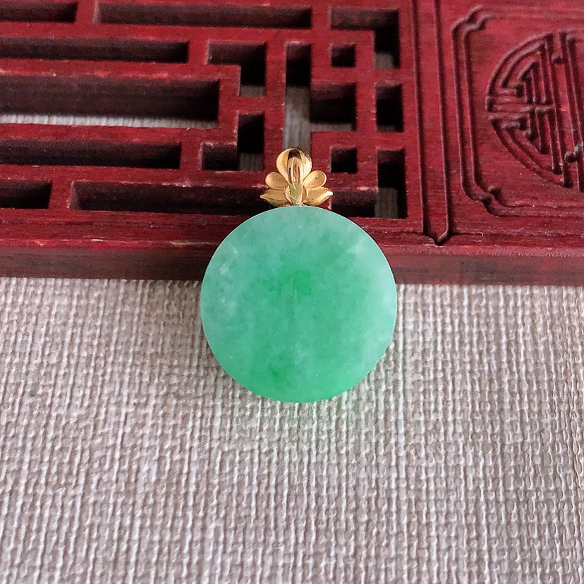天然A货翡翠18K金扣头满绿无事牌吊坠 
尺寸21.8-16.3-6.3mm 重量4.93g 031