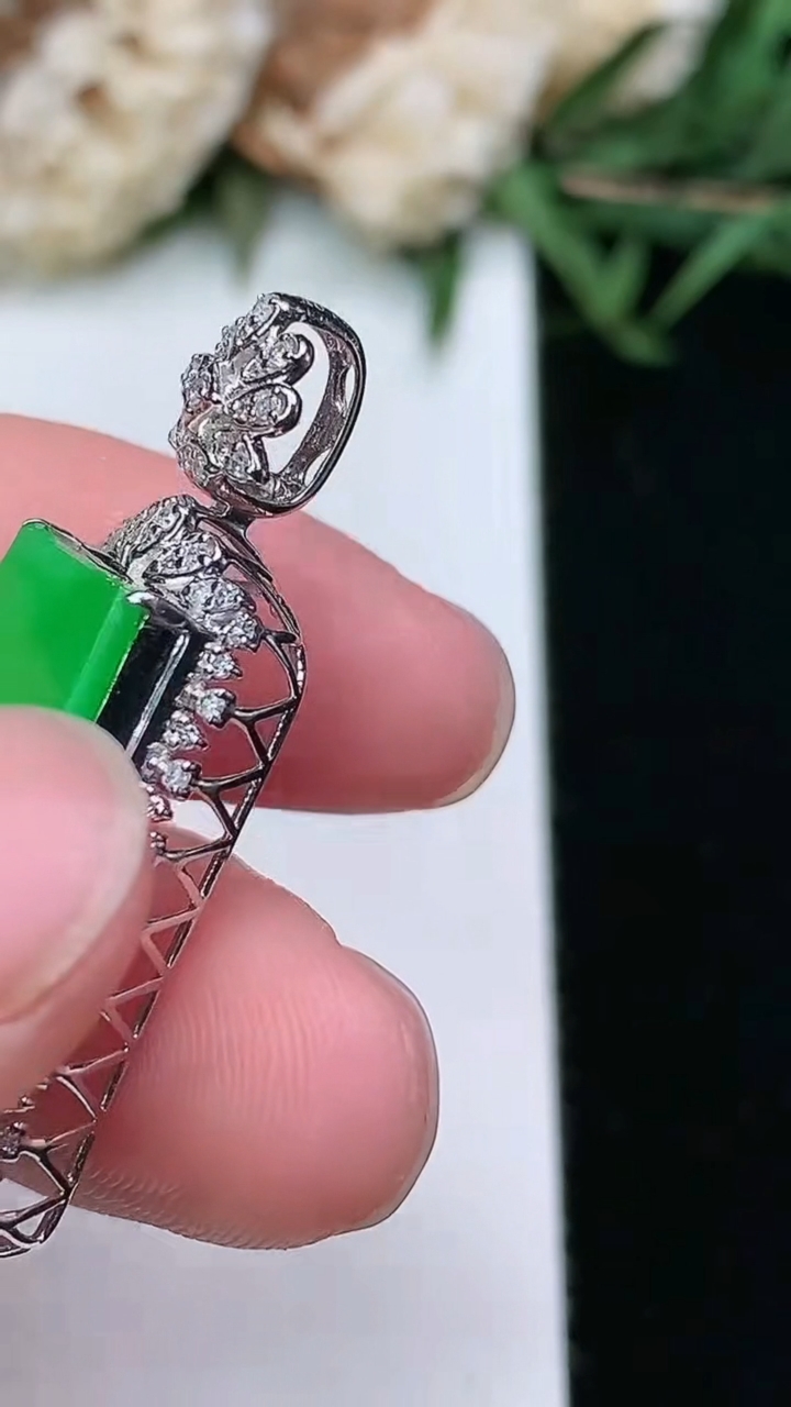 天然A货翡翠无事牌吊坠，尺寸35-15.5-7.7，裸石20.8-12.5
3月18日