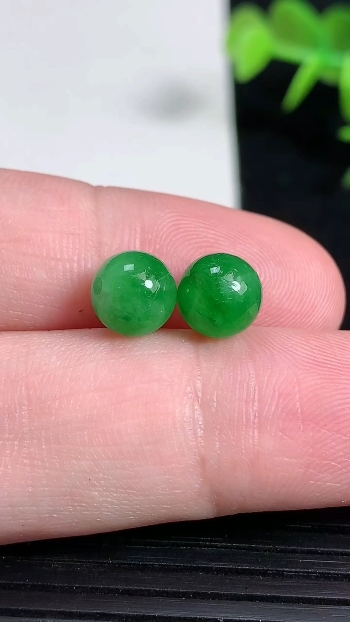 天然A货翡翠圆珠一对，尺寸7.6重量:2.14g3月18日
工厂直销收藏佳品,种好水足，色泽均匀，有