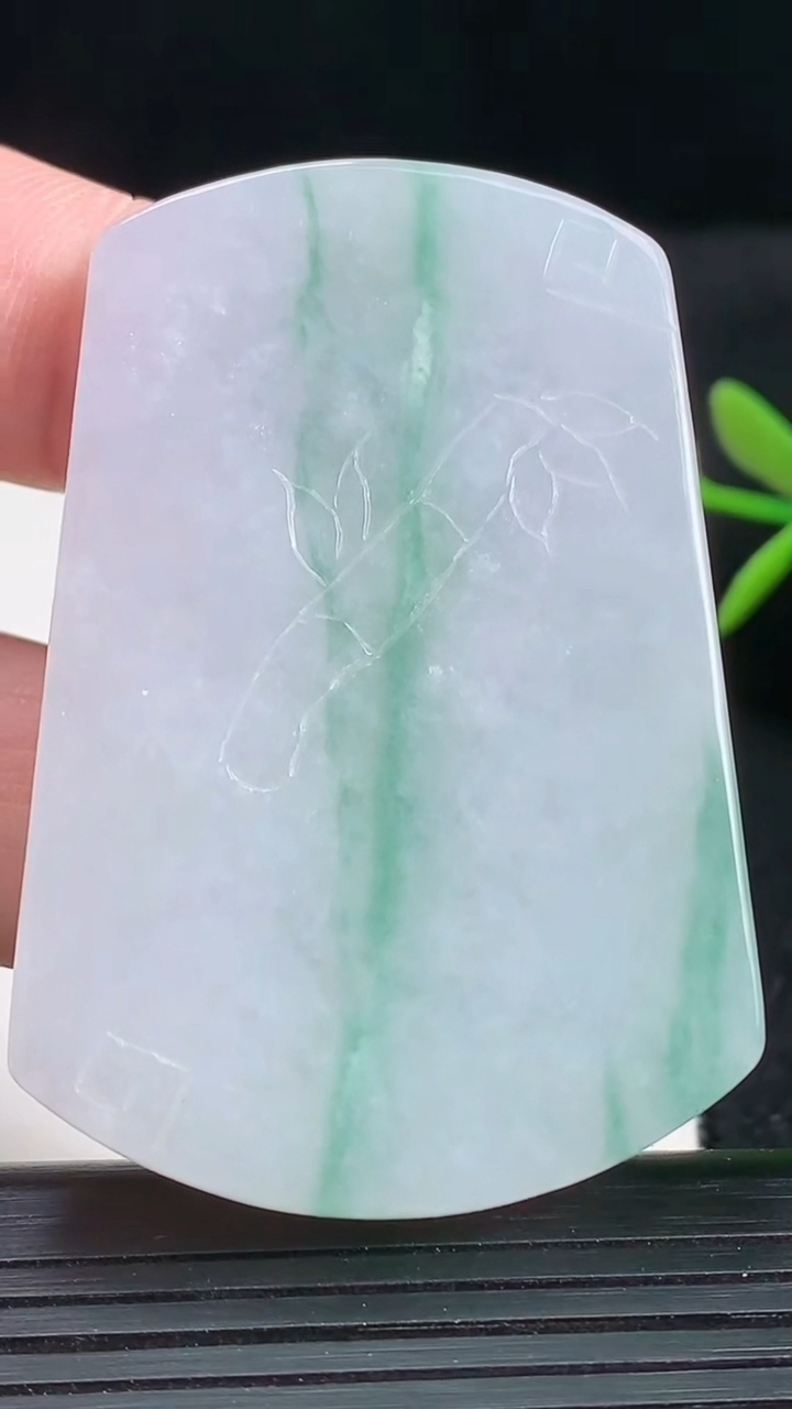 天然A货翡翠无事牌吊坠尺寸54.8-37.4-6.4重:36.00g
3月18日
555