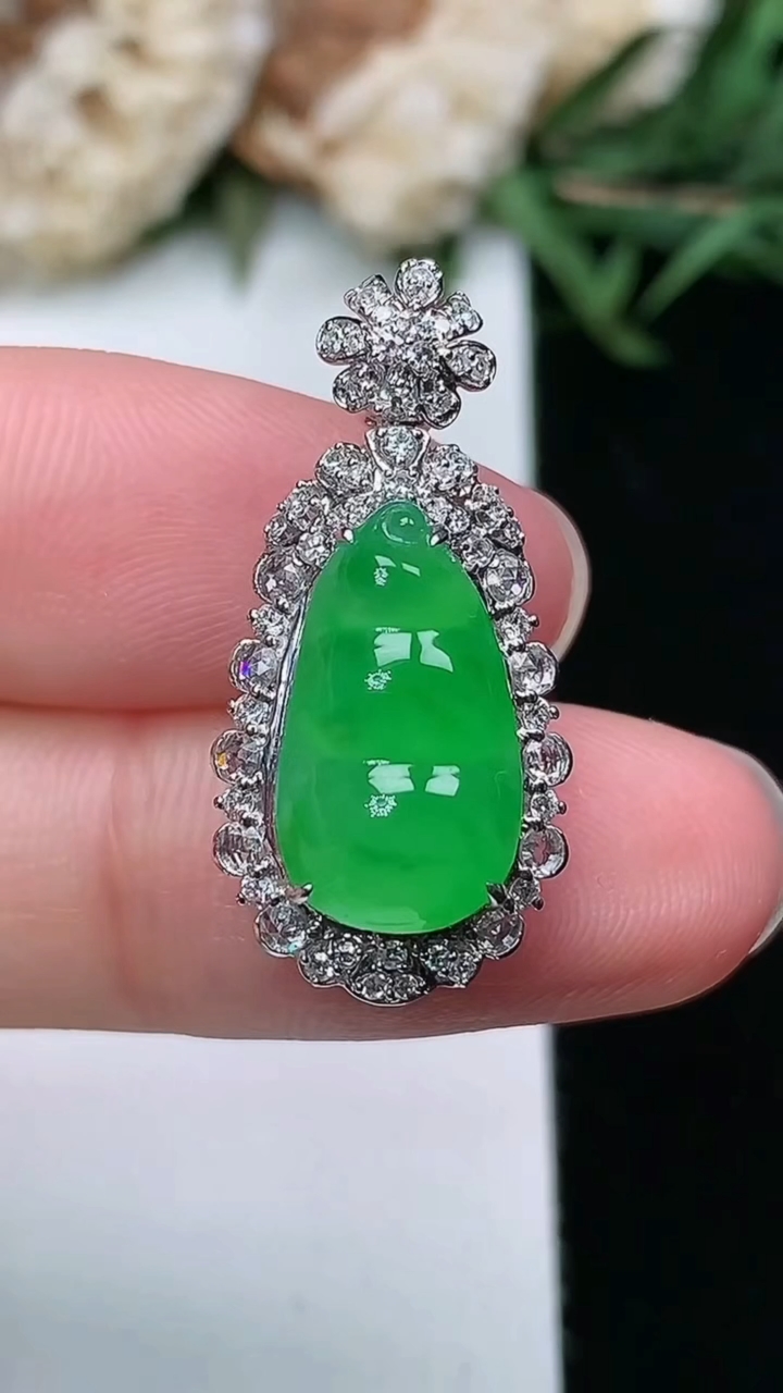 天然A货翡翠福豆吊坠，尺寸26.2-12.5-10.2，裸石14.6-8.4，重量:3.89g
3月18日