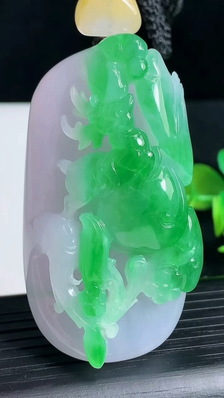 天然A货翡翠梅花鹿吊坠尺寸58.7-32.2-19重量:64.73g
3月18日