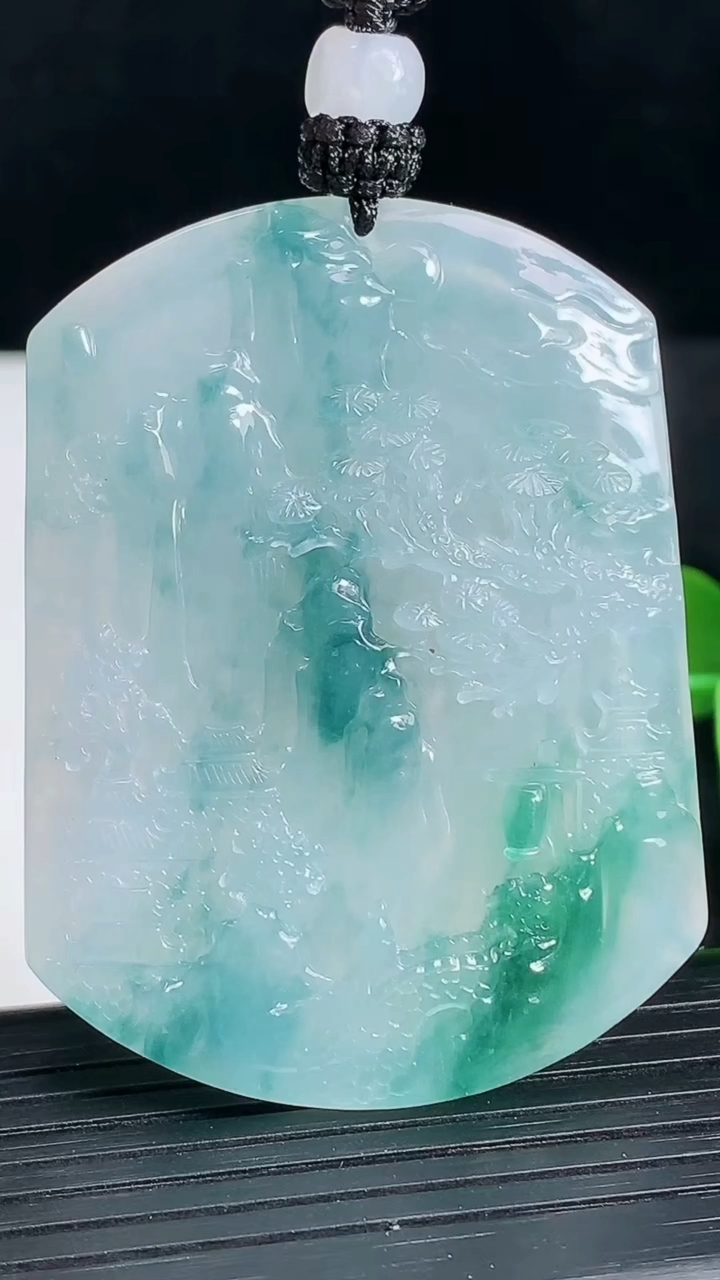 天然A货翡翠种飘花山水牌吊坠尺寸53.2-40.2-5.3重量:30.74g
3月18日