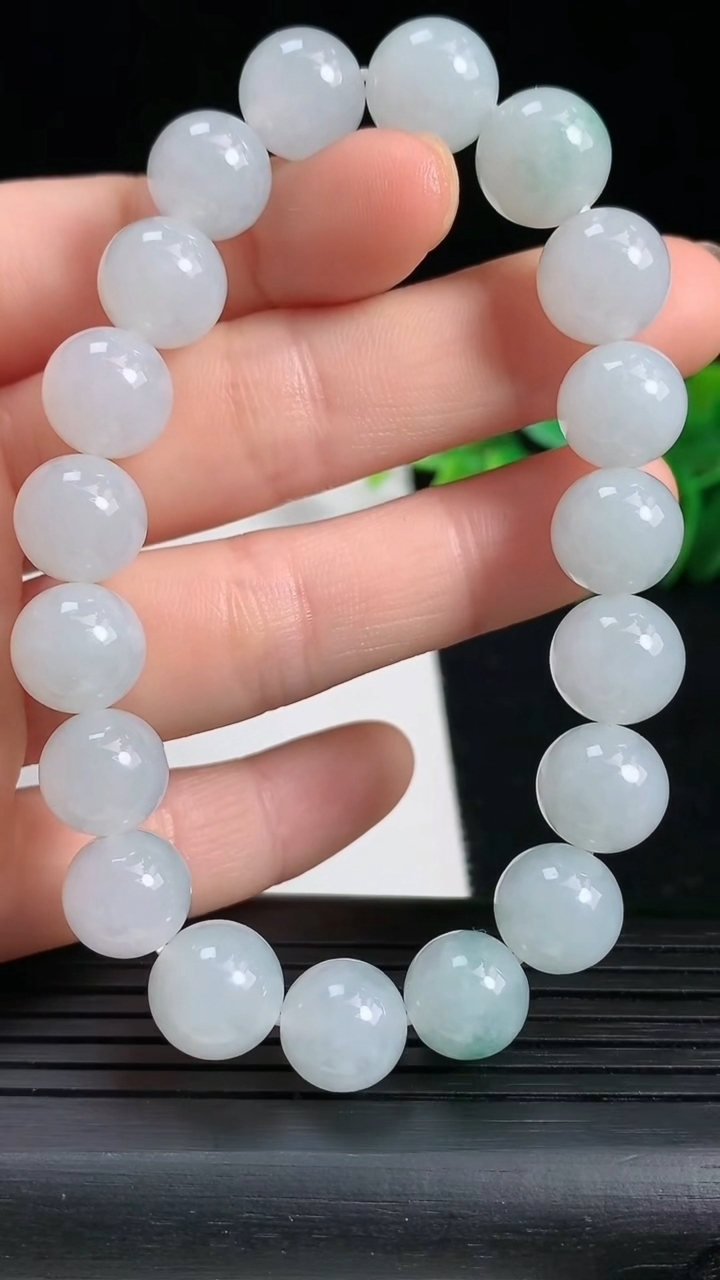 天然A货翡翠飘花圆珠手串，尺寸9.8重量:33.98g3月18日
工厂直销收藏佳品,种好水足，色泽均匀，有种有色，上手高大气！