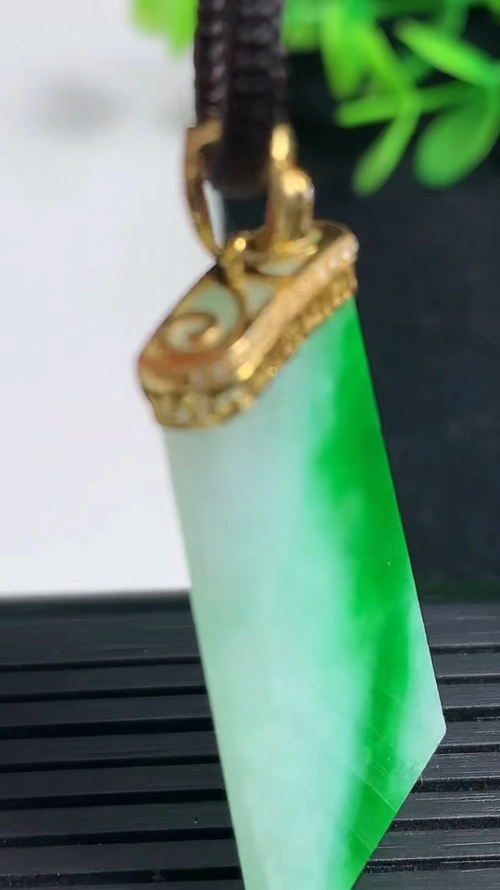 天然A货翡翠无事牌吊坠，尺寸35.7-19-4.8，重量:8.04g
3月18日