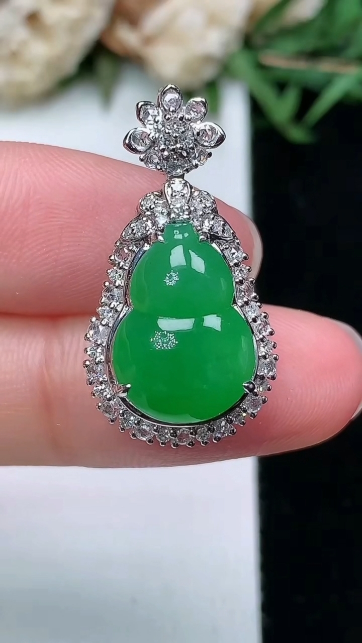 天然A货翡翠葫芦吊坠，尺寸26.3-14.2-11，裸石14-10，重量:3.84g
3月18日