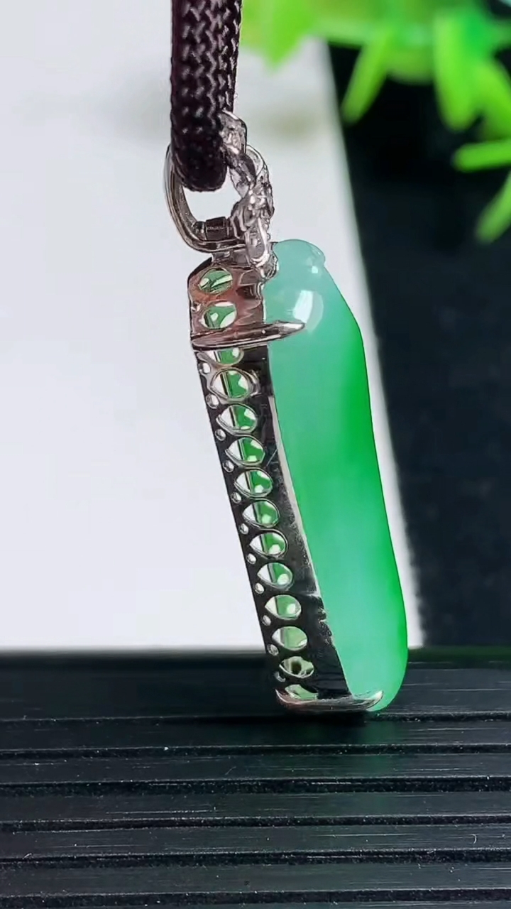 天然A货翡翠福瓜吊坠，尺寸39-9-8裸石31-9，重量:4.71g
3月18日