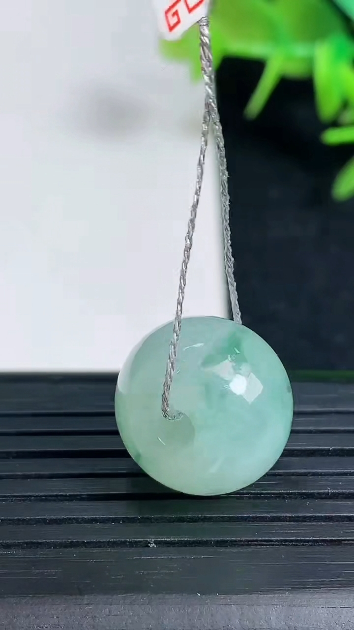 天然A货翡翠冰种飘花路路通吊坠尺寸15.6-11.9重量:5.87g
3月18日