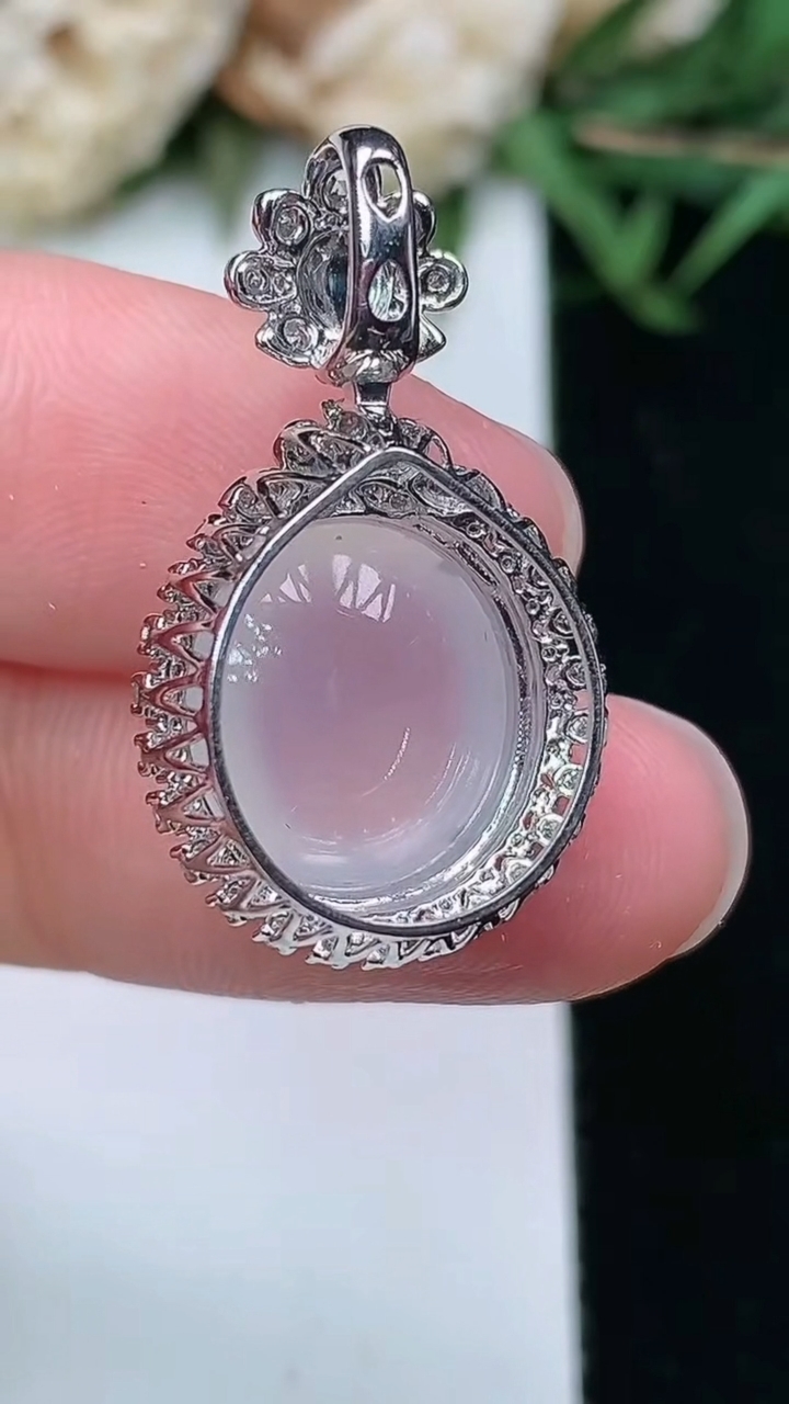 天然A货翡翠白冰蛋面吊坠，尺寸25.9-15-10.4，裸石12.3-11.3，重量:3.20g
3月18日，重量:3.20g