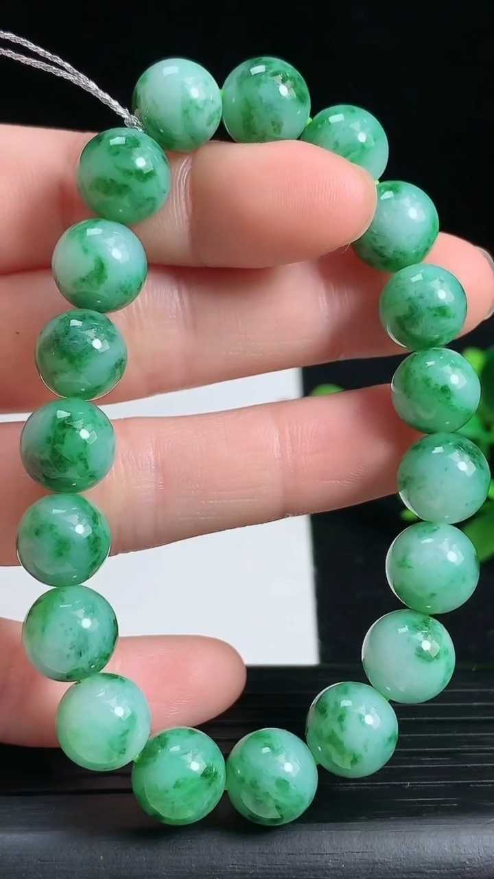 天然A货翡翠圆珠手串尺寸9.4-19颗重量:31.84g3月18日
工厂直销收藏佳品,种好水足，色泽均匀，有种有色，上手高大气！