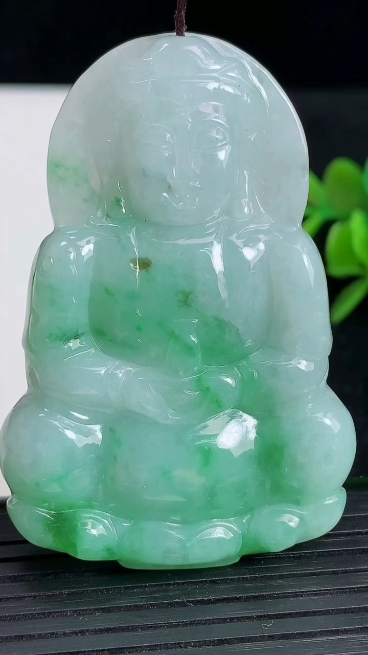 天然A货翡翠观音菩萨吊坠尺寸58.6-39.8-6.5重:27.27g
3月18日
614