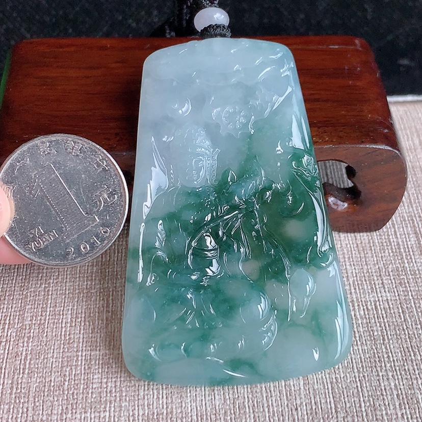 天然A货翡翠飘花大势至菩萨吊坠 
尺寸66.4-41.5-4.8mm 重量35.48g 0317