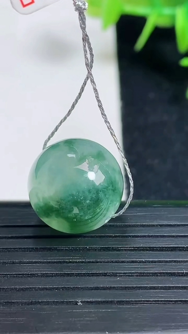 天然A货翡翠飘花圆珠吊坠尺寸14.9重量:6.07g3月18日
工厂直销收藏佳品,种好水足，色泽均匀