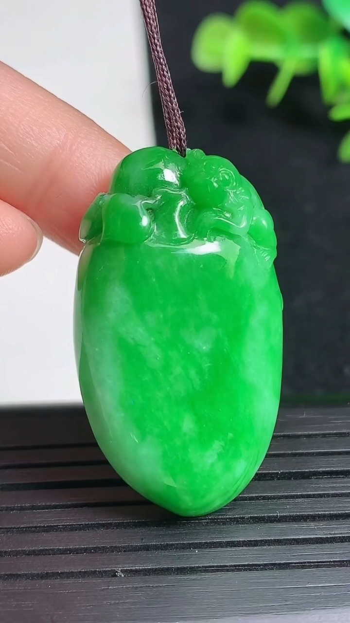 天然A货翡翠福瓜吊坠，尺寸36.3-21-9，重量:13.51g
3月18日