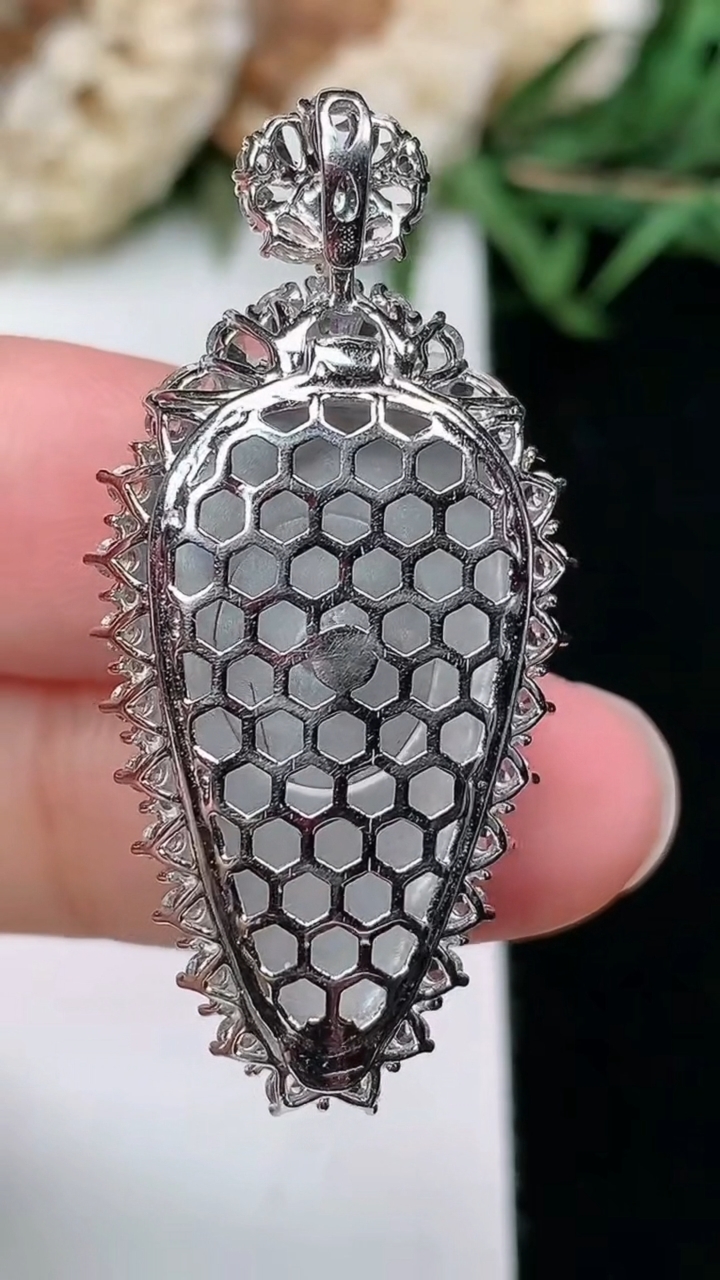 天然A货翡翠金枝玉叶 叶子吊坠，尺寸38.6-18.5-10，裸石25.6-14.5
3月18日