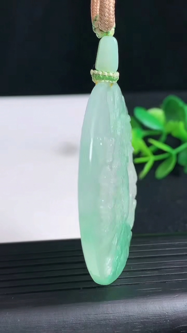 天然A货翡翠山水牌吊坠，尺寸54-5.6，重量:40.57g
3月18日