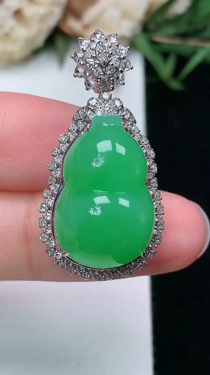 天然A货翡翠葫芦吊坠，尺寸31.7-16-14，裸石18.7-12.4，重量:6.56g
3月18日