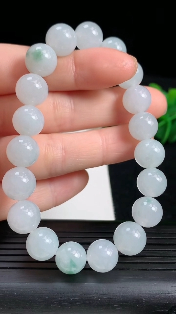 天然A货翡翠飘花圆珠手串，尺寸9.8重量:33.98g3月18日
工厂直销收藏佳品,种好水足，色泽均匀，有种有色，上手高大气！