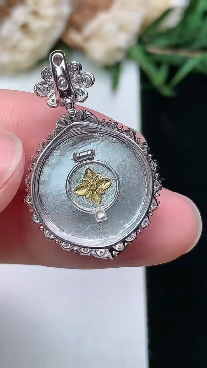 天然A货翡翠无事牌吊坠，尺寸28.2-18.2-7.7，裸石15.3，重量:3.30g
3月18日