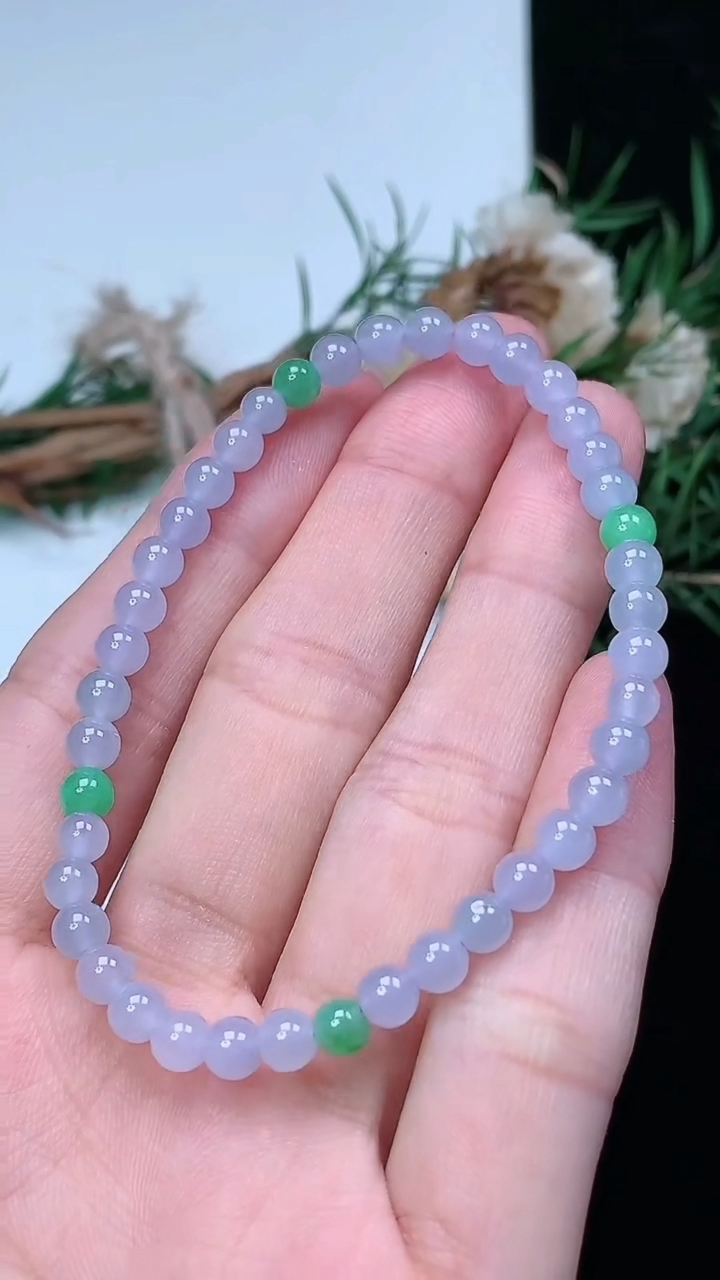 天然A货翡翠白冰圆珠手串，尺寸4.5-41颗，重量:6.19g3月18日
工厂直销收藏佳品,种好水足，色泽均匀，有种有色，上手高大气！