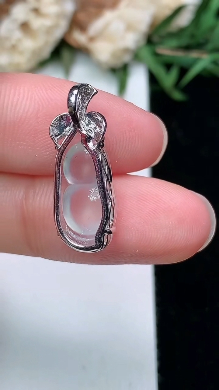 天然A货翡翠白冰葫芦吊坠，尺寸16.8-8-5.7，重量:1.32g
3月18日