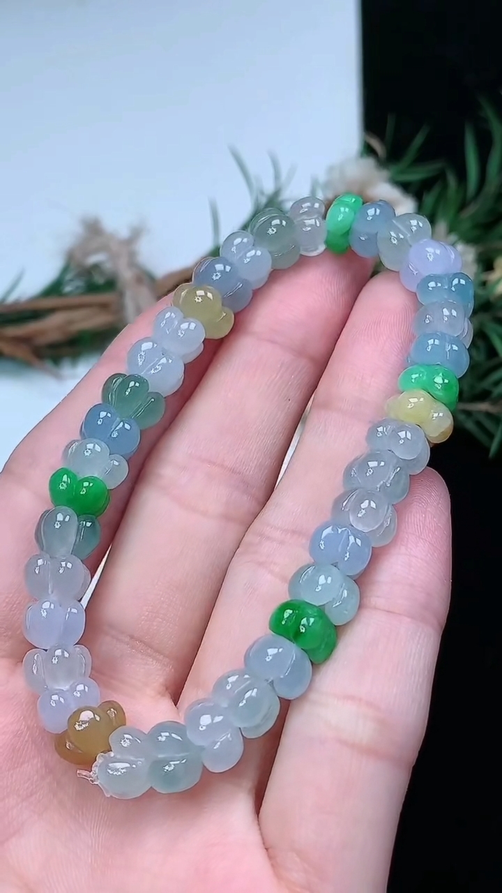 天然A货翡翠四彩莲蓬手串，尺寸7-5.5-37颗，重量:18.87g3月18日
工厂直销收藏佳品,种好水足，色泽均匀，有种有色，上手高大气！