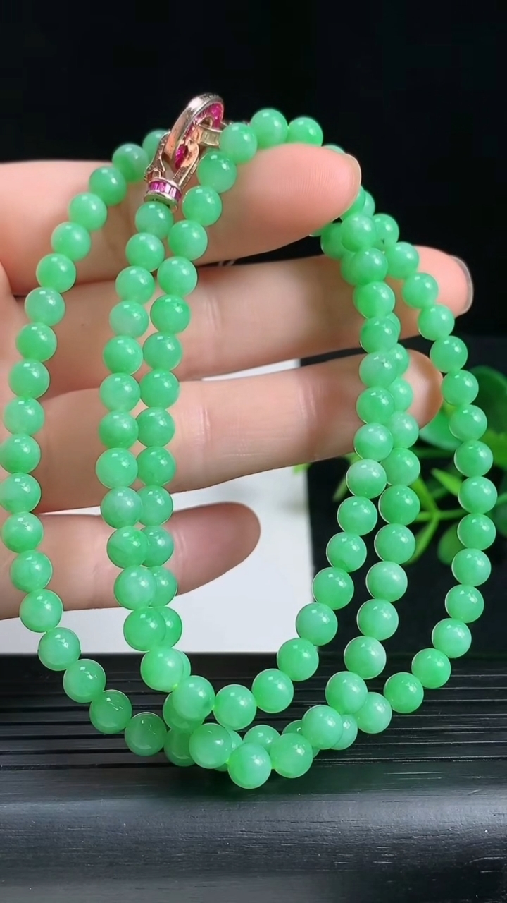 天然A货翡翠圆珠项链尺寸5-116颗重量:28.33g
3月18日