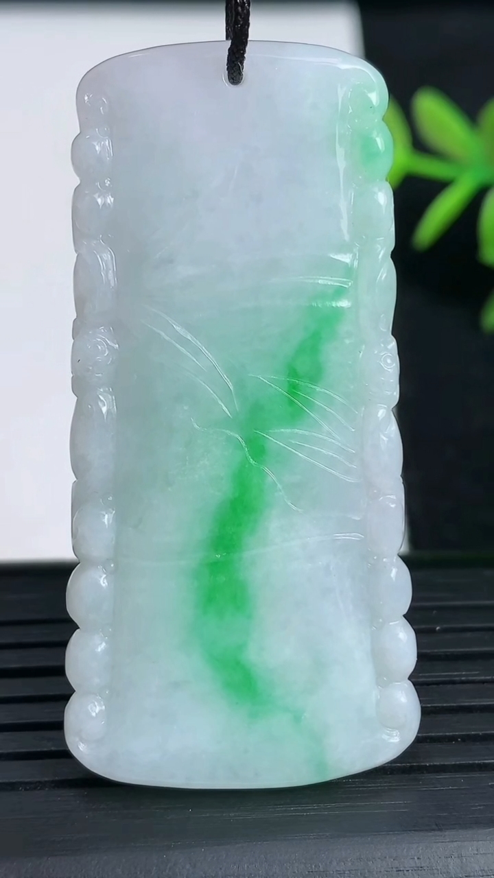 天然A货翡翠节节高升 竹节吊坠尺寸52.6-25.7-3.8重:13.16g
3月18日
535
