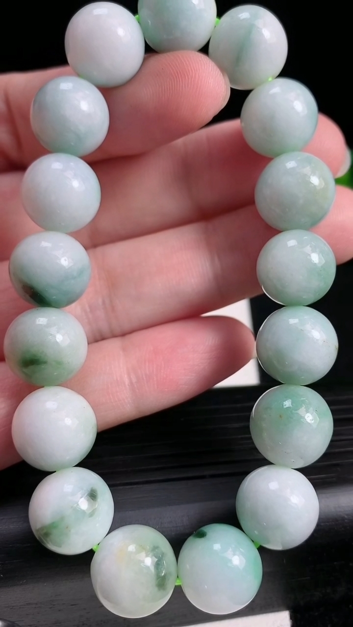 天然A货翡翠圆珠手串尺寸12.6-17颗重:57.77g3月18日
工厂直销收藏佳品,种好水足，色泽